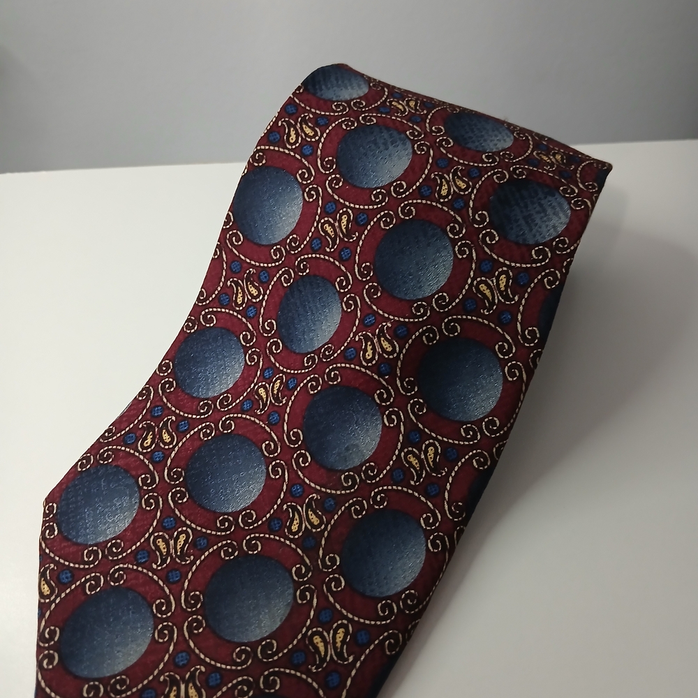 Elegant Red and Blue Patterned Men's Tie
